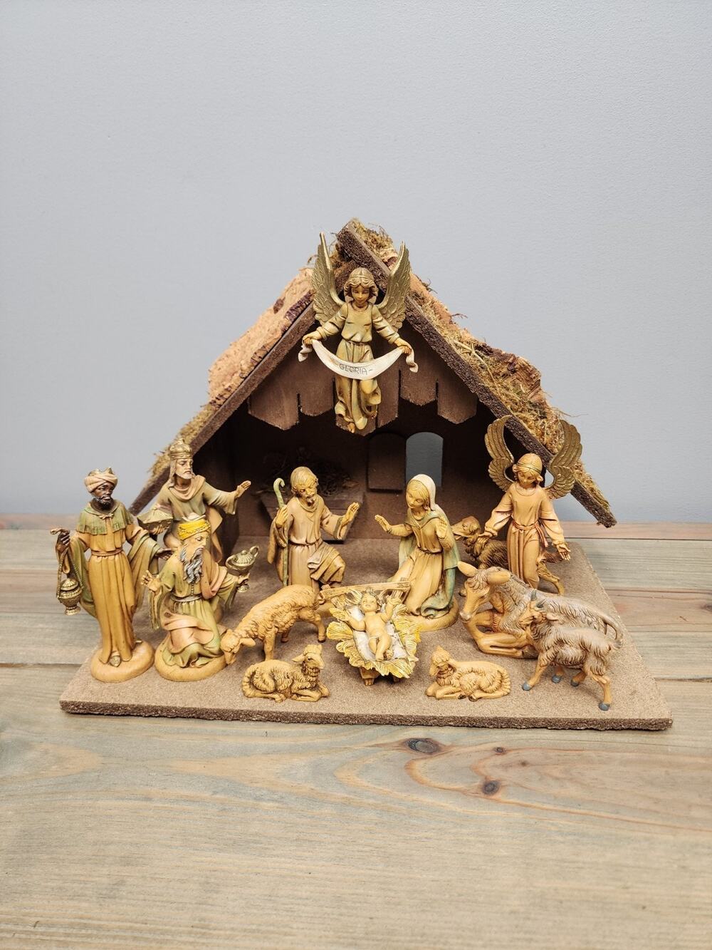 Vintage Fontanini Italian Resin Nativity Figurines & wood Manger/creche 15 piece